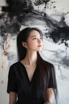 水墨背景下的優(yōu)雅長發(fā)女子
