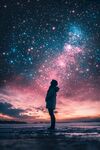 女孩凝望璀璨星空