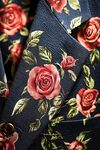 深藍(lán)底玫瑰印花服飾細(xì)節(jié)