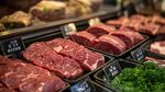 新鮮牛肉陳列在超市柜臺(tái)