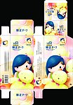 女孩抱熊盒装修正带