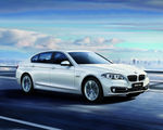 驰骋前行的BMW 5系汽车海报