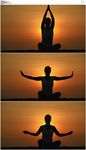美女面对夕阳练瑜伽冥想剪影