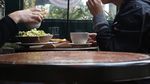 在咖啡馆用餐