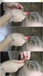 母亲给女儿梳理头发辫子