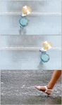 雨天行走脚步踩水
