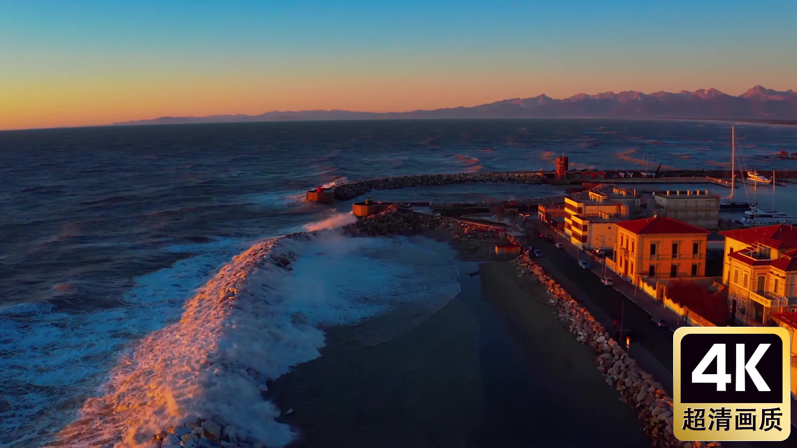 汹涌海浪拍打海堤