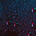 落在窗户玻璃上的雨点水珠