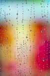 落在窗户玻璃上的雨点水珠