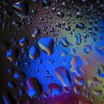 落在窗户玻璃上的雨点水珠
