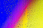 落在窗户玻璃上的雨点水珠