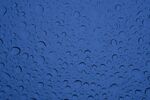 落在窗户玻璃上的雨点水珠