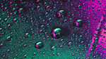 落在窗户玻璃上的雨点水珠