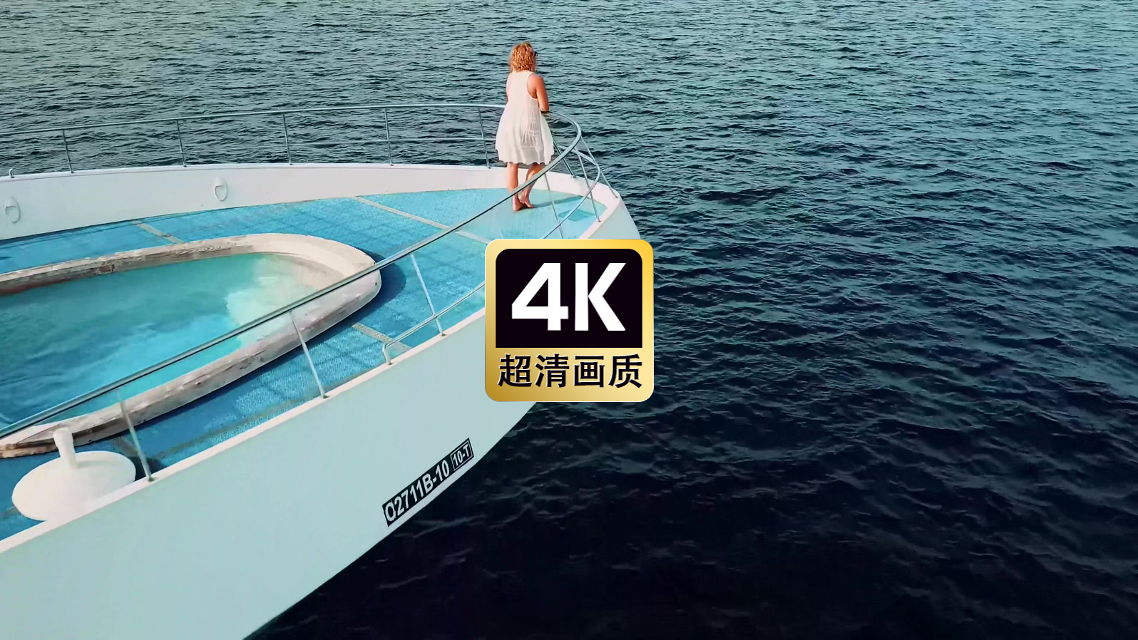 航拍站在游艇上看海的美女