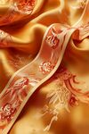 金黄丝绸上的精美花纹