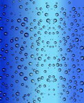 蓝色背景上的晶莹水滴