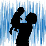 母亲举高孩子的温馨剪影