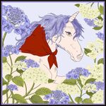 花丛中的戴红围巾白马