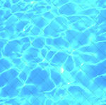 清澈泳池水面波光粼粼