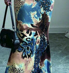 印花长裙搭配精致手提包