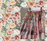 花卉背景下的多彩飘逸裙子