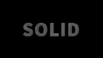 黑色背景上的SOLID字样