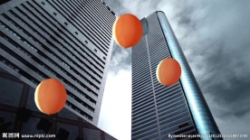 商务成功人士眺望气球仰望