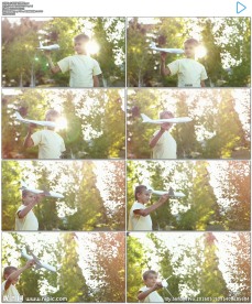 小孩玩飞机模型