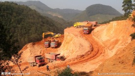 山体压路机挖掘机货车施工大干