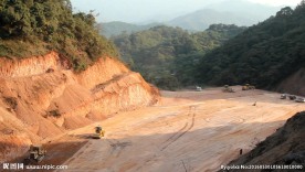 山体压路机挖掘机摊铺机施工平整