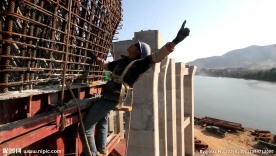 鸟瞰航拍劳务工墩柱大桥高空作业