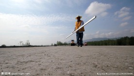 中铁群安员劳务工公路路面检测