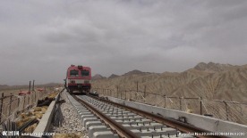 中铁铁建高原戈壁滩火车大桥驶过