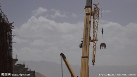 中铁铁建高原戈壁滩吊车施工作业