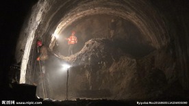 中铁铁建斜井隧道工夯实拱架作业