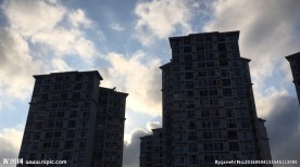 仰望建筑和天空