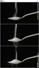 白糖撒在汤匙上