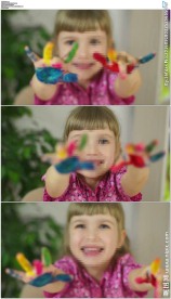 小女孩手指画画