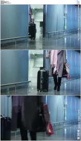 机场开门走出拖着行李箱的妇女