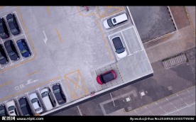 女神驾驶路虎汽车自动泊车