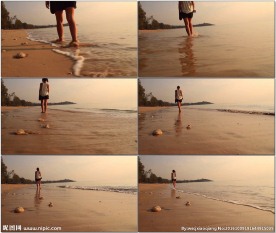 美女走在沙滩上