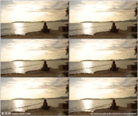 美女湖边做瑜伽冥想