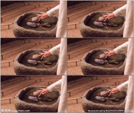 美女手指石臼中玩水