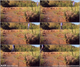 美女走过乡间小溪流