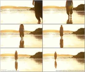 美女走向日落海洋