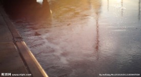 沥青马路上流动的水