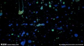 移动角度拍摄夜光颜料