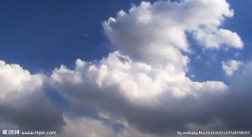 时间流逝中的雨云