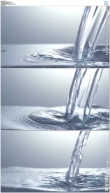 清澈的水流倒下