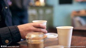 在咖啡馆喝咖啡的人